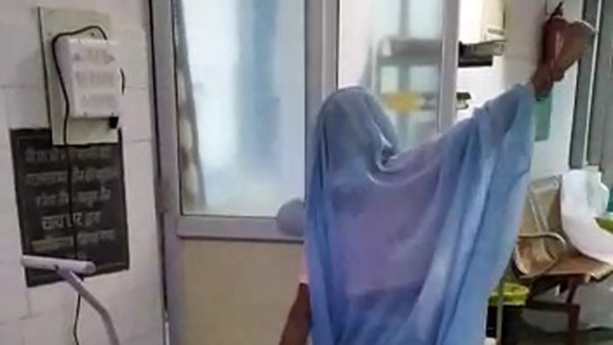 84 साल की कोरोना पॉजिटिव बुजुर्ग महिला ने किया डांस (फोटो आजतक)