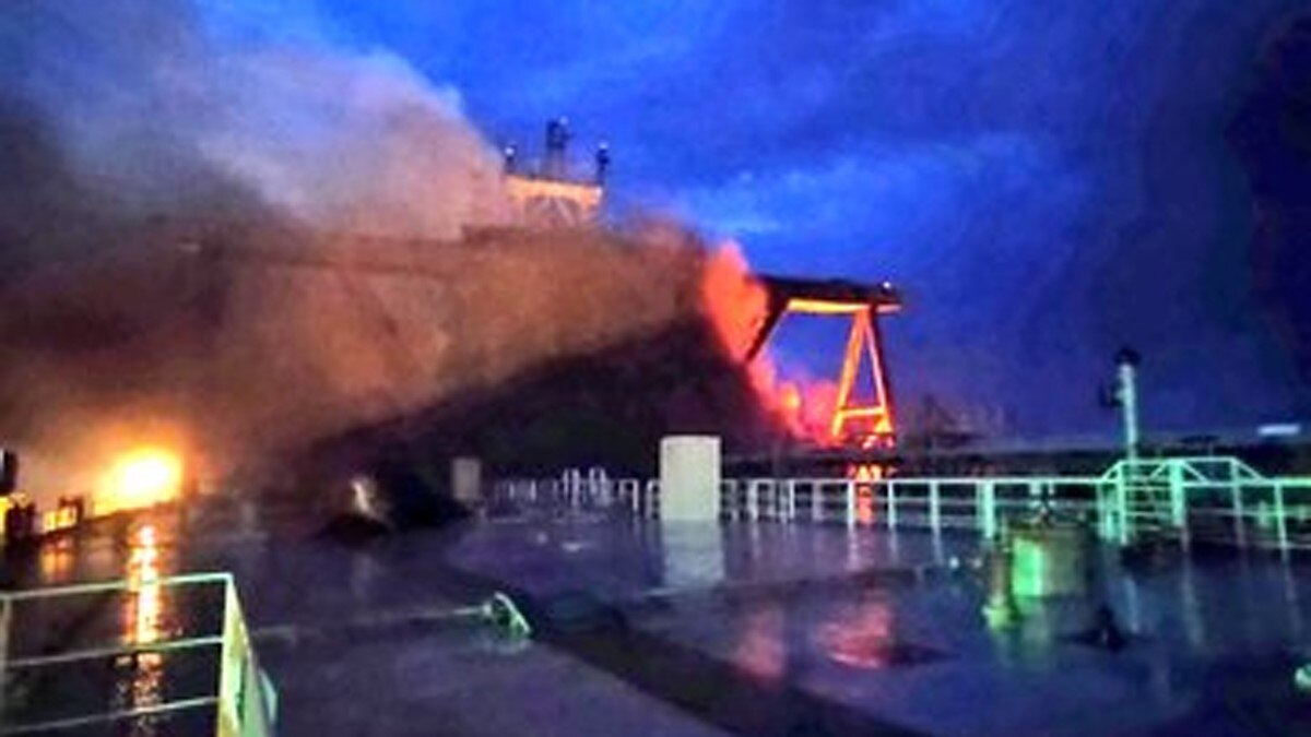 श्रीलंकन तेल टैंकर में आग, 22 लोगों को बचाया, चालक दल का सदस्य लापता (फोटो एएनआई)