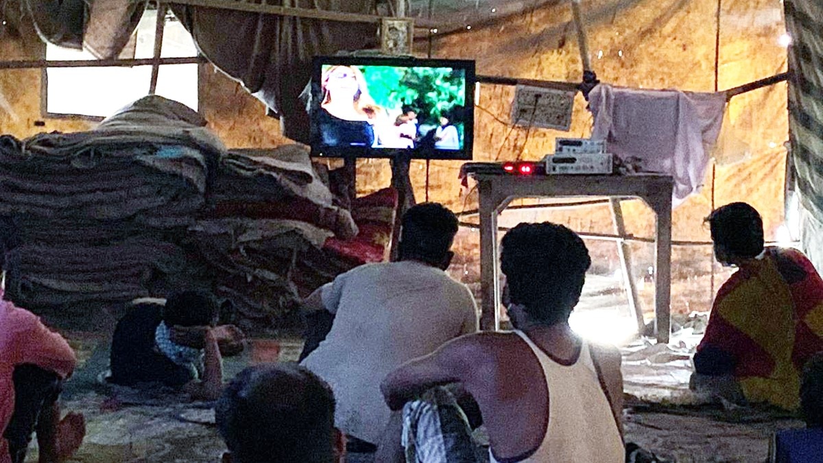 गरीब और बेसहारा लोगों के लिए सिनेमाघर (फोटो आजतक)