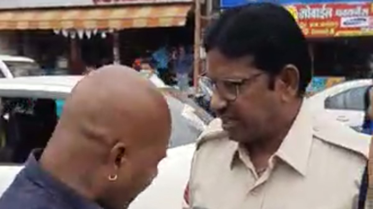 हेड कांस्टेबल सईद और निगम दारोगा के बीच हुई गालीगलौच (फोटो आजतक) 