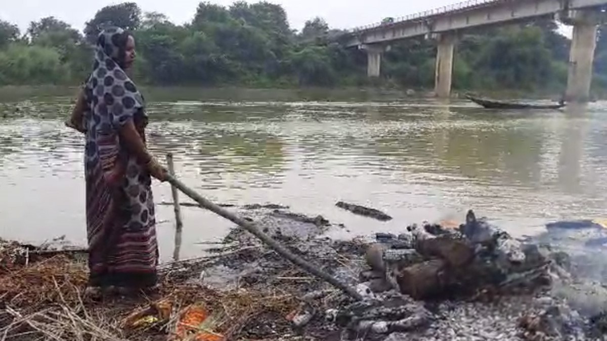 श्मशान घाट दो महिलाएं शवों को जलाने का काम कर रही हैं (फोटो आजतक)