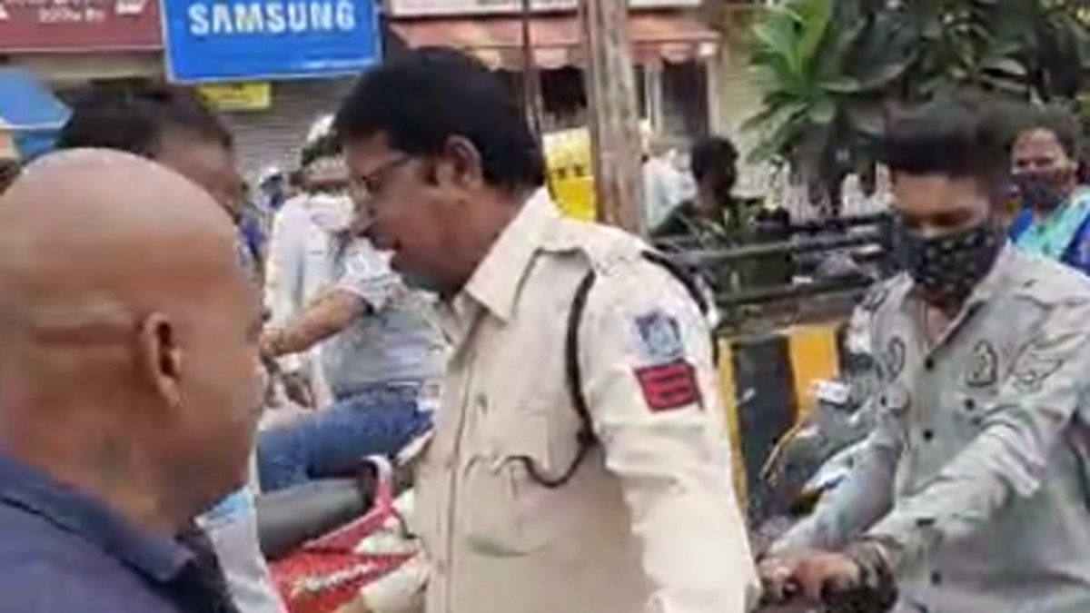 हेड कांस्टेबल सईद और निगम दारोगा के बीच हुई गालीगलौच (फोटो आजतक) 