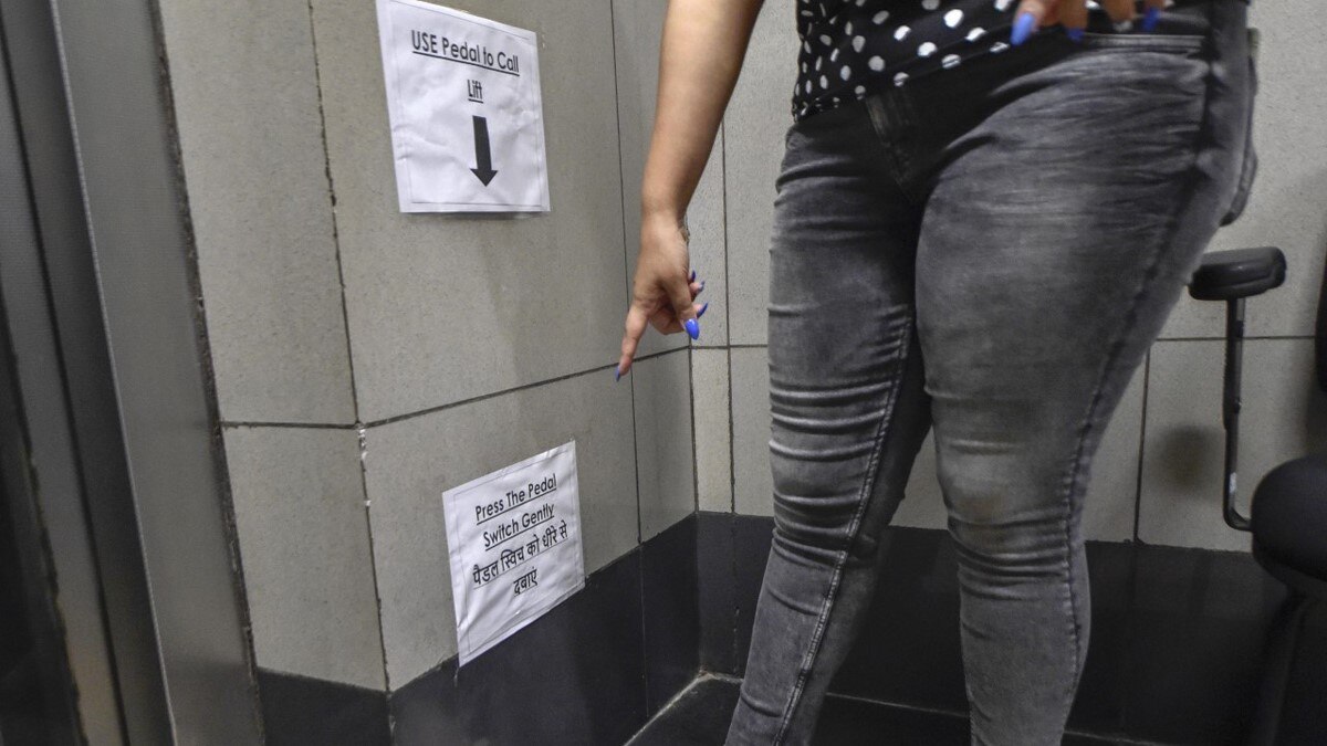 एंट्री से पहले सैनिटाइजर की व्यवस्था (Photo PTI)