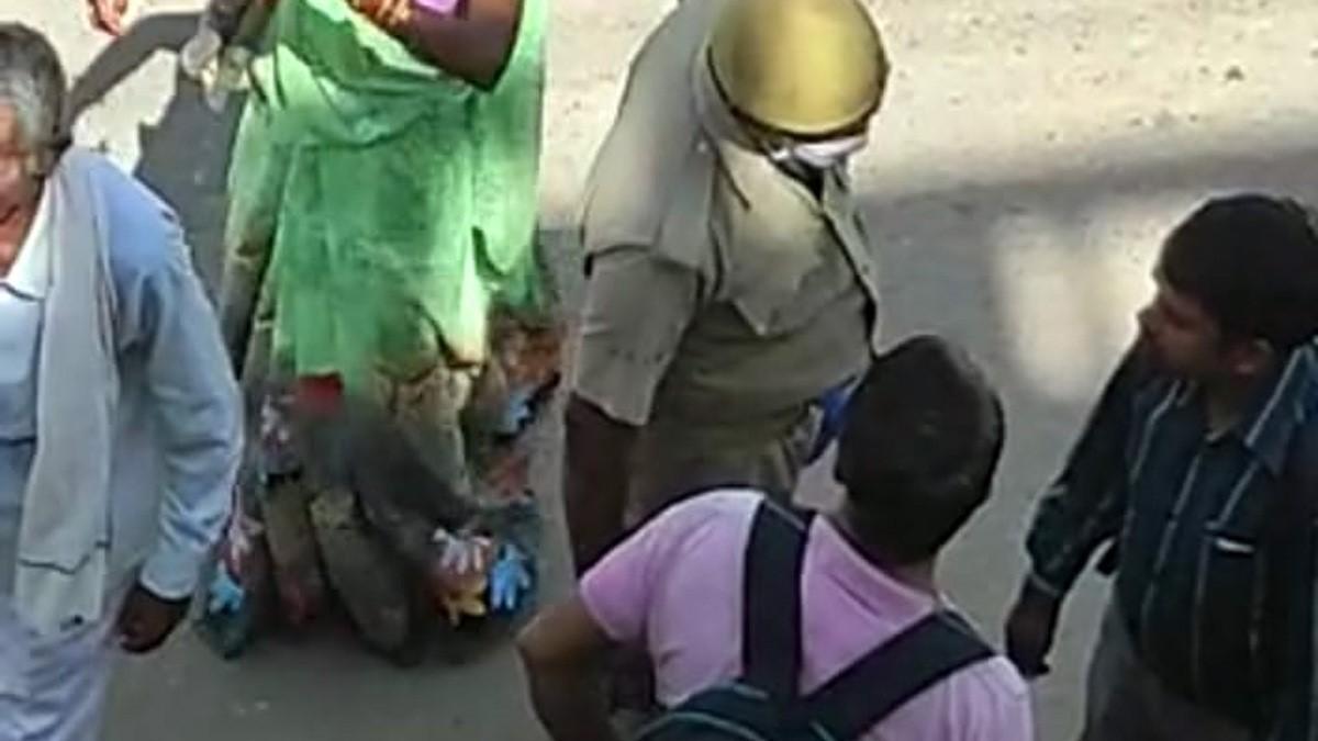  पुलिस का रिश्वत लेने का अनोखा तरीका (फोटो आजतक)