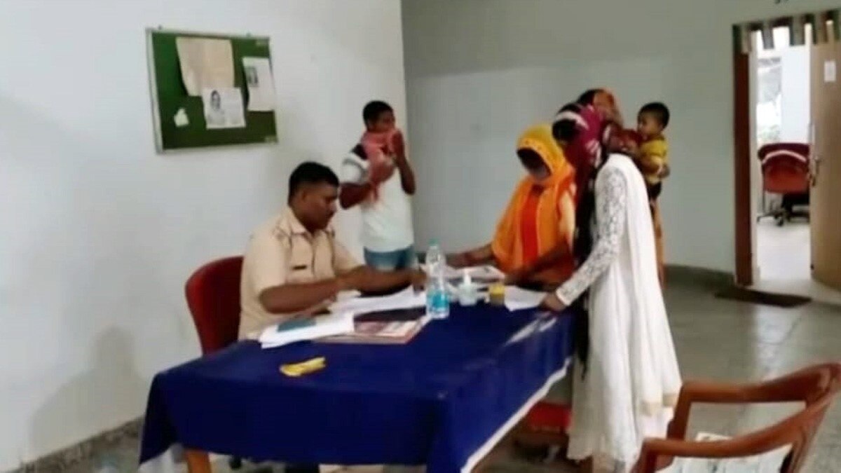 एयर होस्टेस बनाने के नाम पर 21 लड़कियों से लाखों की ठगी (फोटो आजतक)