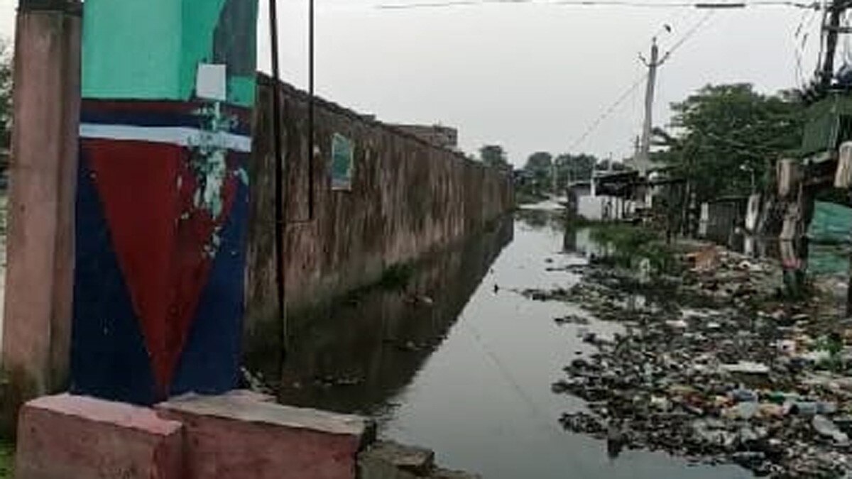 बाढ़ में डूब गया पुलिस स्टेशन, किराए के मकान में चल रहा थाना  (फोटो आजतक) 