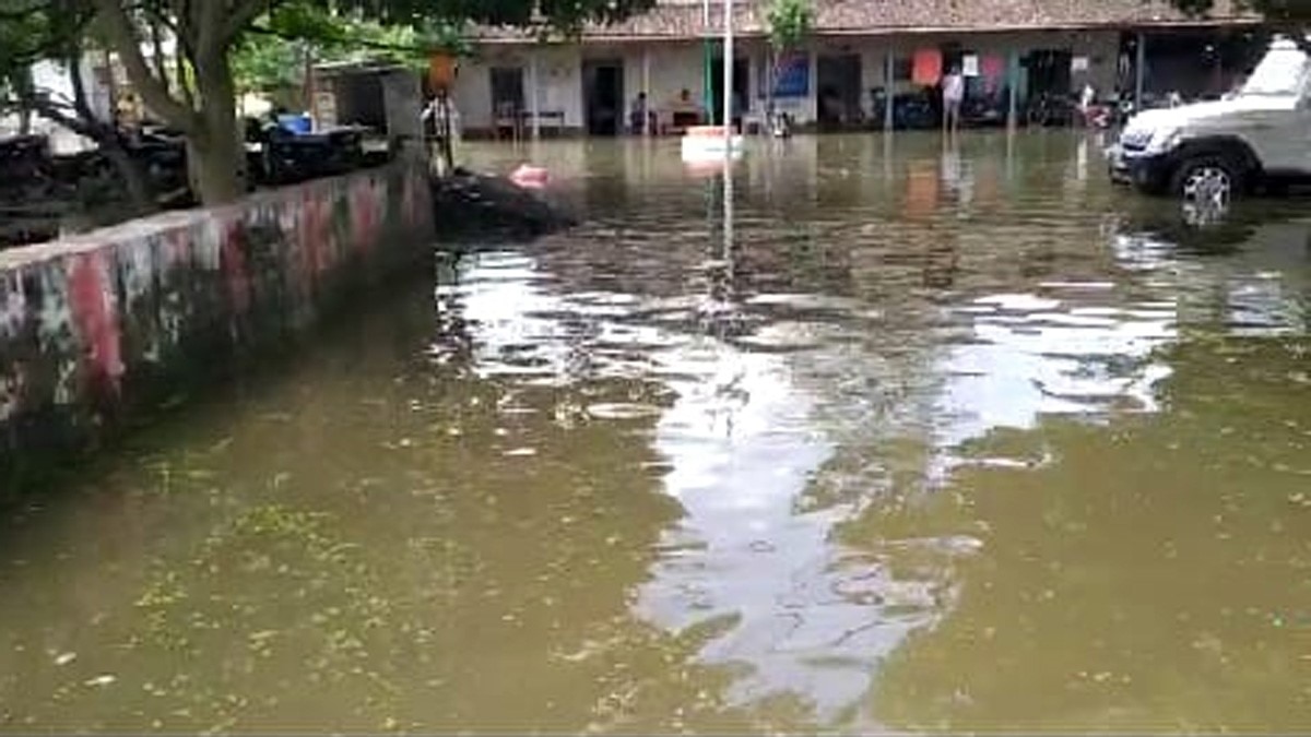 बाढ़ में डूब गया पुलिस स्टेशन, किराए के मकान में चल रहा थाना  (फोटो आजतक) 