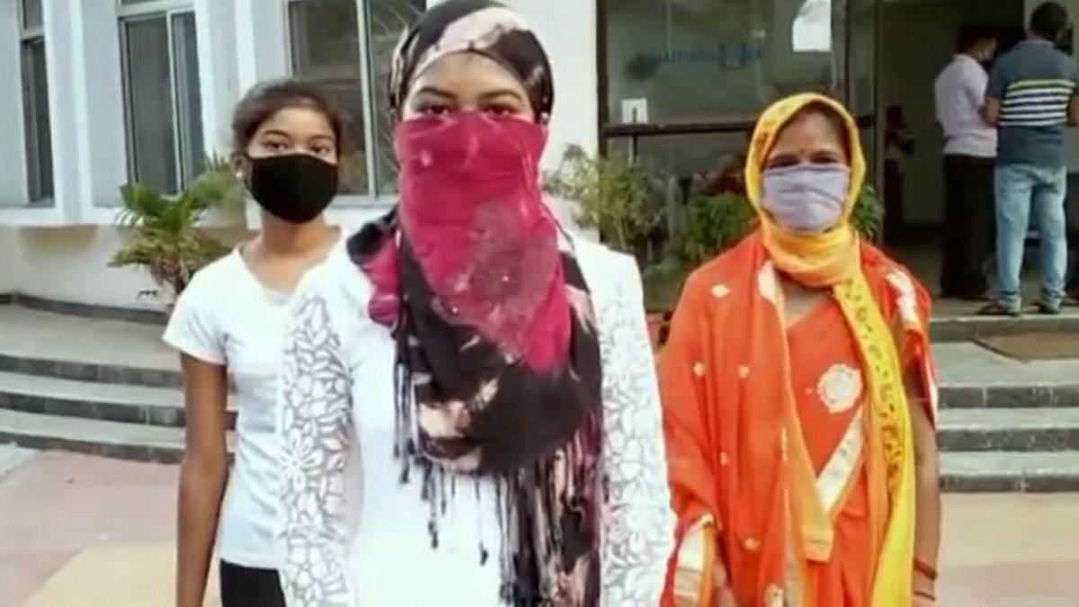 एयर होस्टेस बनाने के नाम पर 21 लड़कियों से लाखों की ठगी (फोटो आजतक)