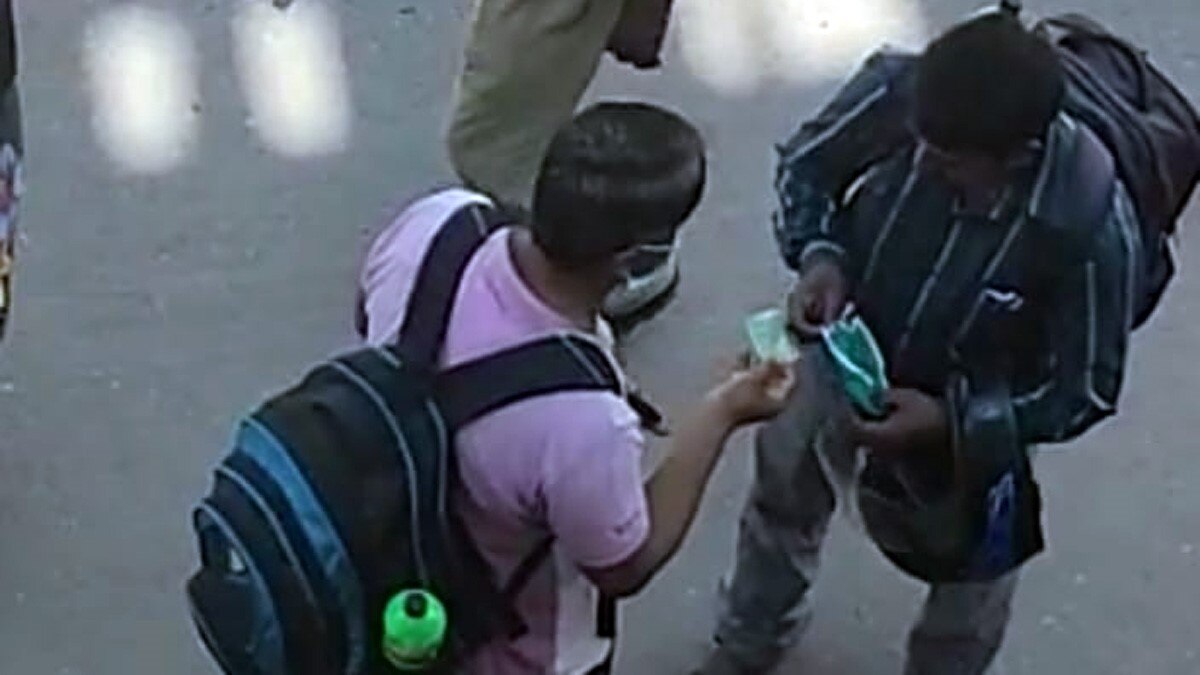 पुलिस का रिश्वत लेने का अनोखा तरीका (फोटो आजतक)