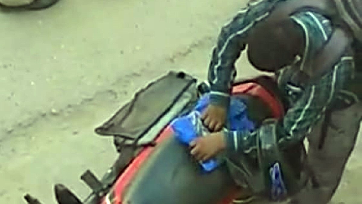 पुलिस का रिश्वत लेने का अनोखा तरीका (फोटो आजतक)