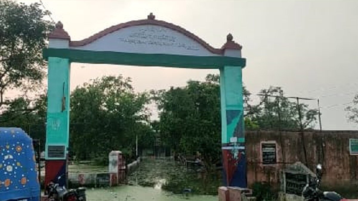 बाढ़ में डूब गया पुलिस स्टेशन, किराए के मकान में चल रहा थाना  (फोटो आजतक) 