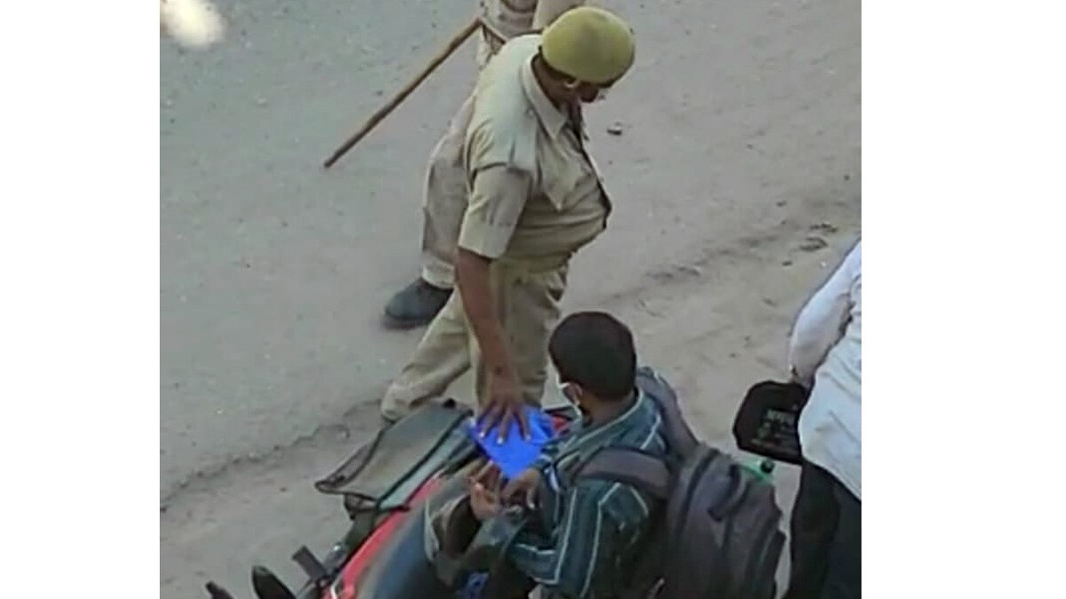 पुलिस का रिश्वत लेने का अनोखा तरीका (फोटो आजतक)