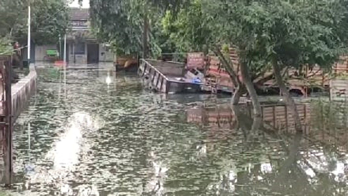 बाढ़ में डूब गया पुलिस स्टेशन, किराए के मकान में चल रहा थाना  (फोटो आजतक) 