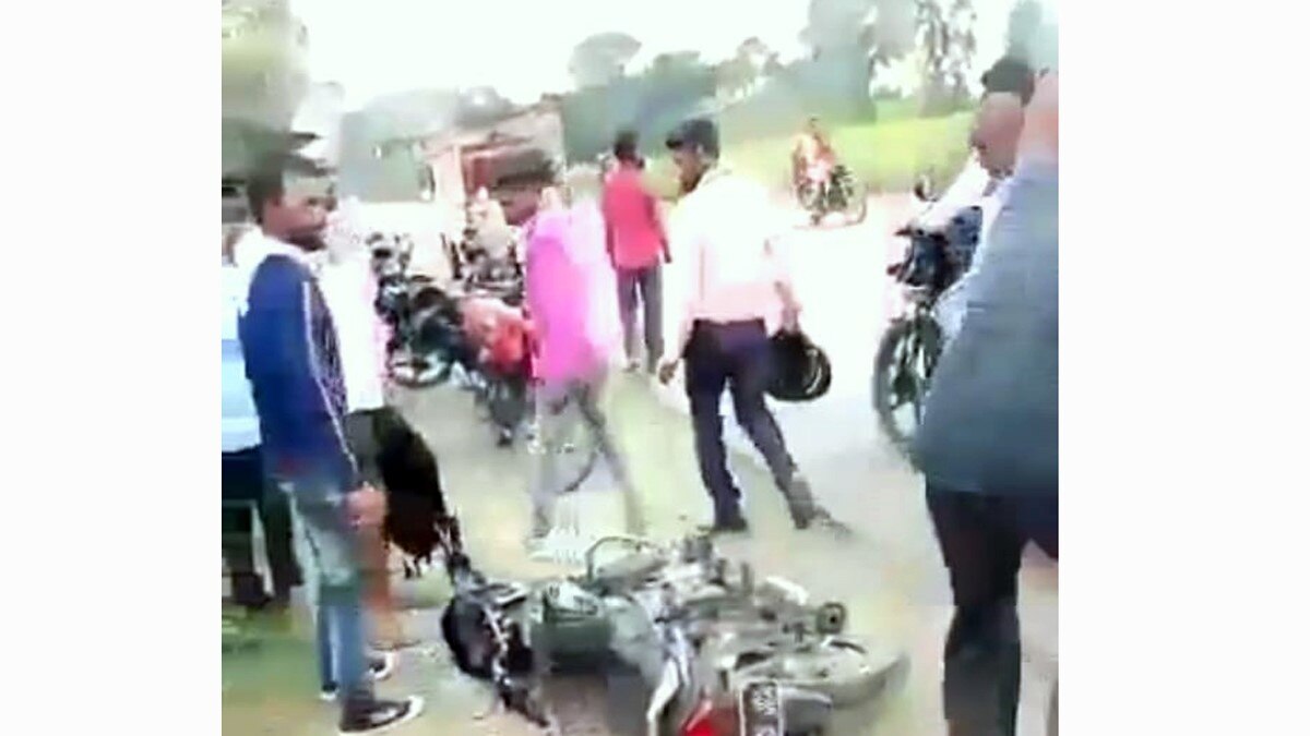 मनचले लड़के की जमकर हुई पिटाई (फोटो आजतक)