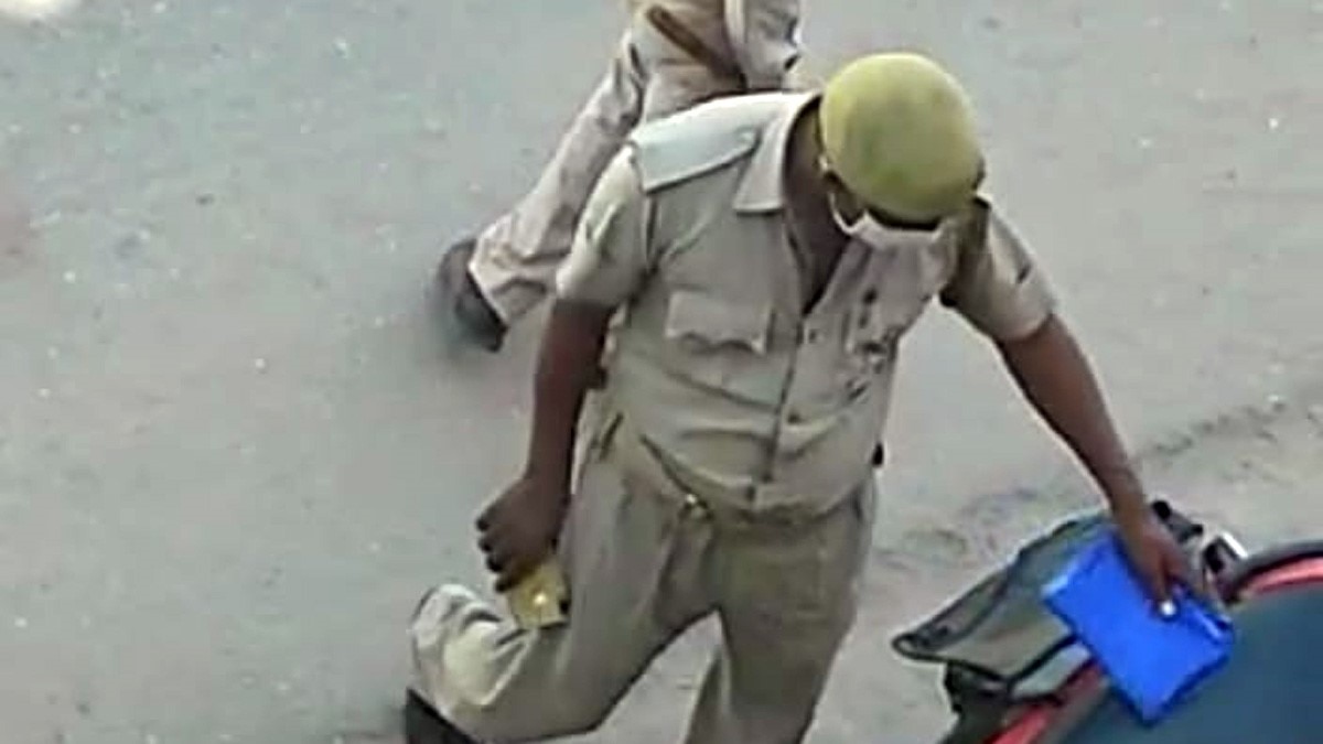 पुलिस का रिश्वत लेने का अनोखा तरीका (फोटो आजतक)