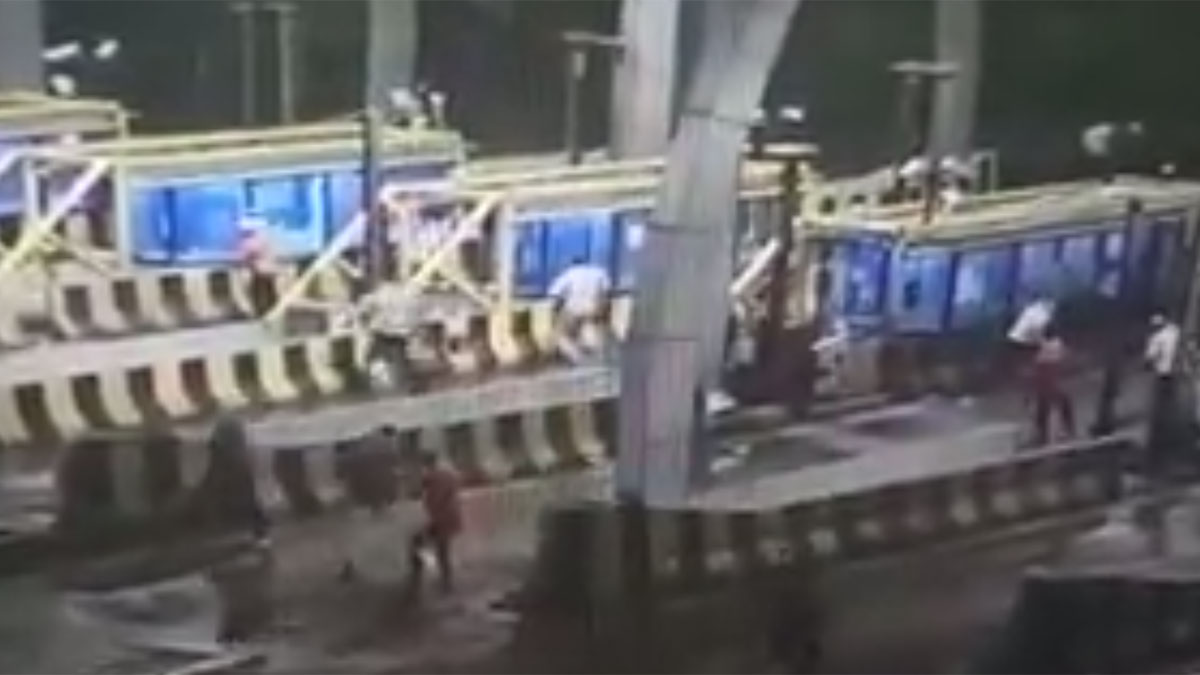 इंदौर-अहमदाबाद टोल बूथ पर हुई तोड़- फोड़ (फोटो आजतक)