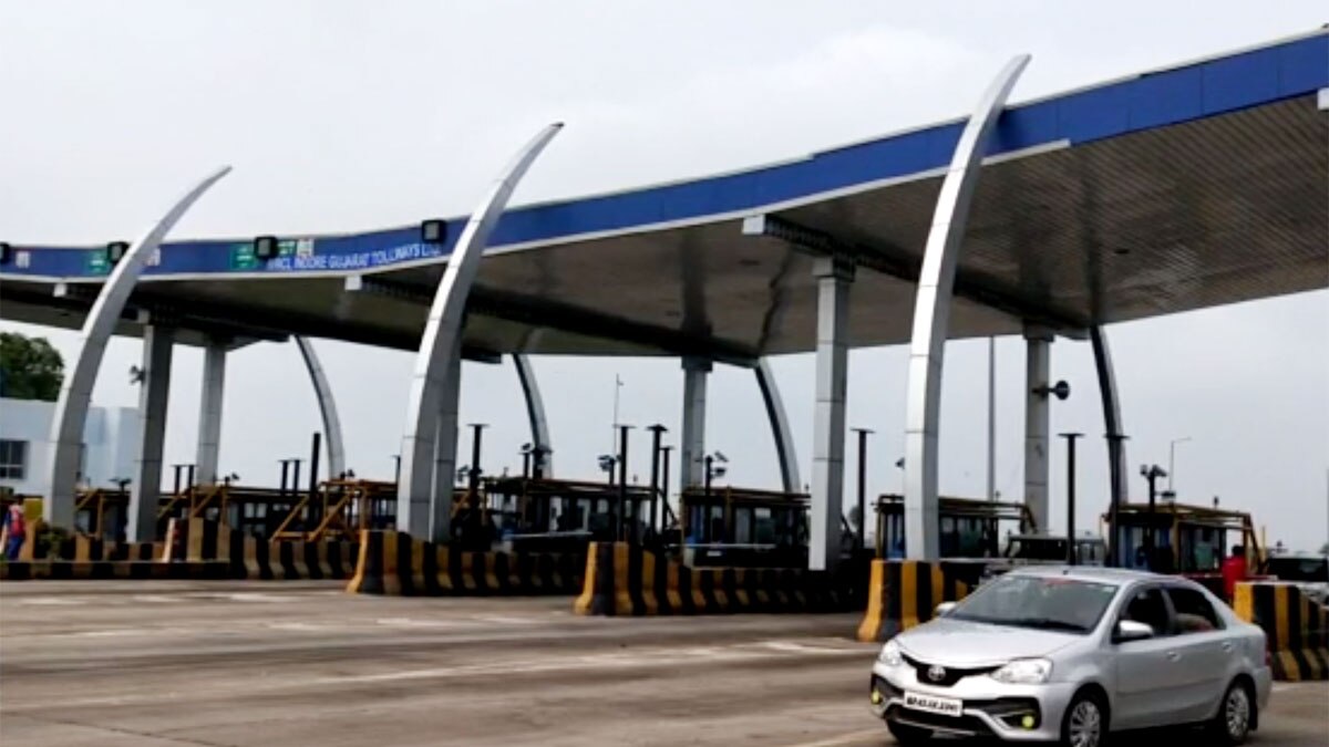 इंदौर-अहमदाबाद टोल बूथ पर हुई तोड़- फोड़ (फोटो आजतक)