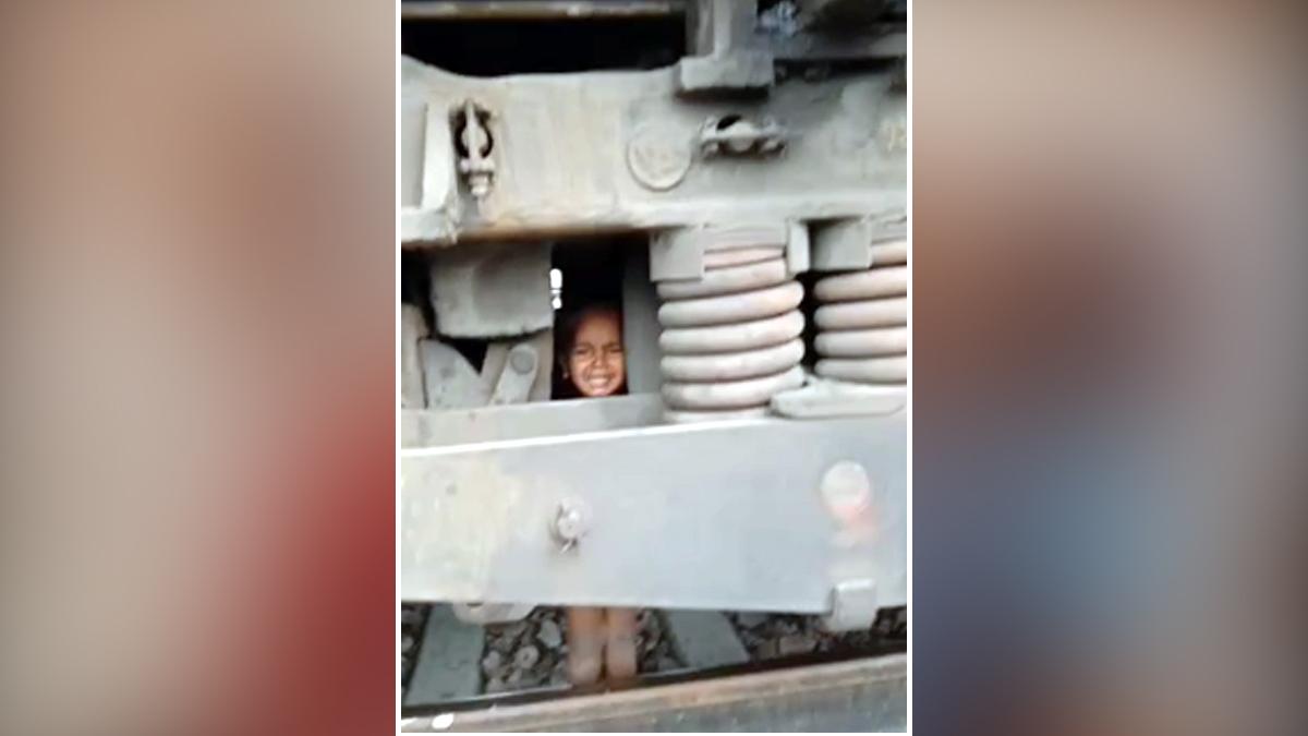 मालगाड़ी के पहियों के बीच बच्चा.