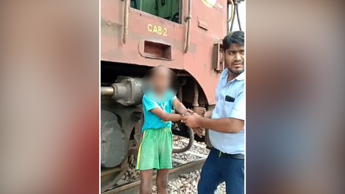 बच्चे के ऊपर से निकली मालगाड़ी, जिंदा बचा. 