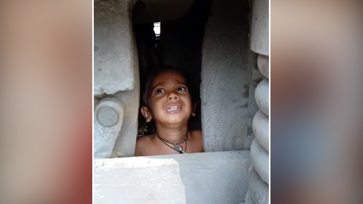 बच्चे के ऊपर से निकली मालगाड़ी, जिंदा बचा. 