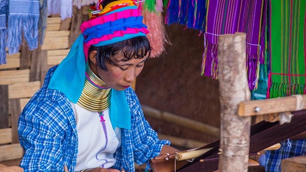 थाईलैंड की लंबी गर्दन वाली औरतें के कबीलों पर कोरोना की मार.