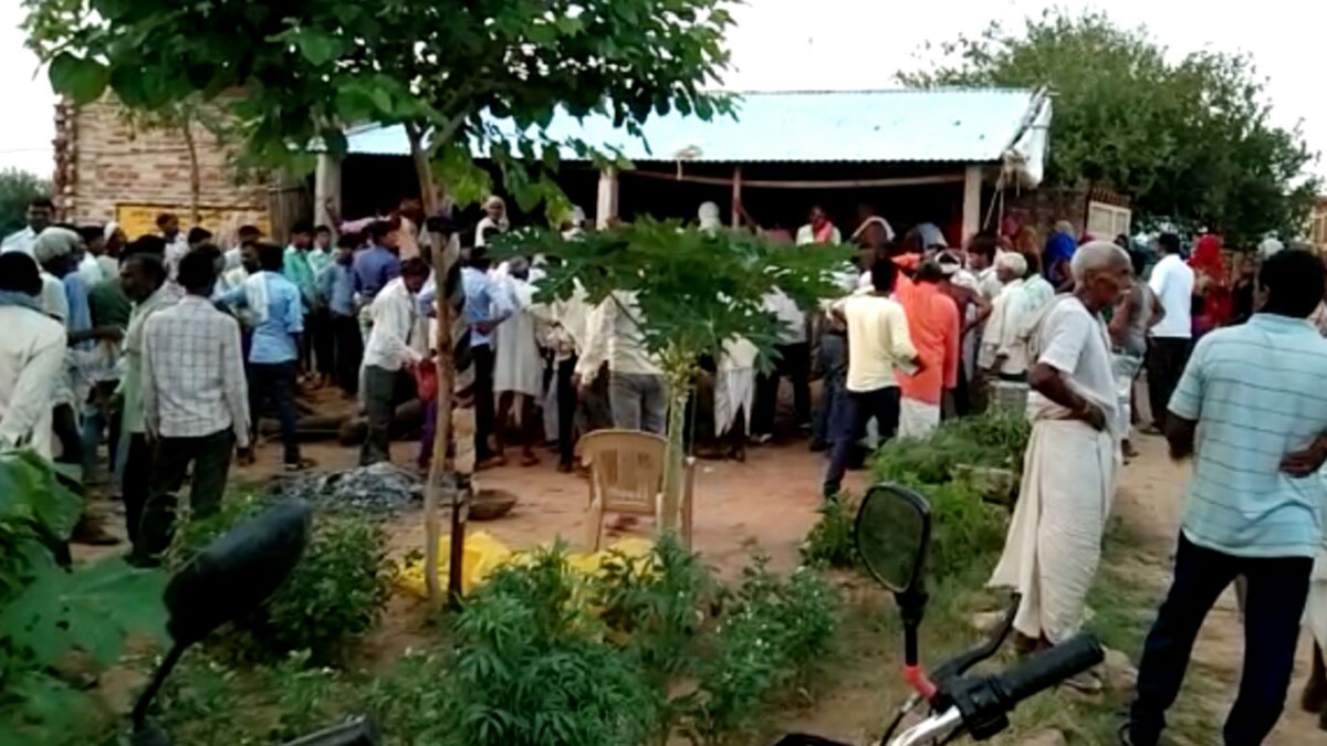 युवक सांप ने काटा (फोटो आजतक)