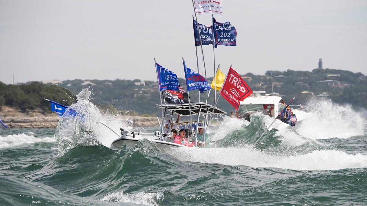 ट्रंप के चुनाव प्रचार में लगीं नाव पानी में डूबीं