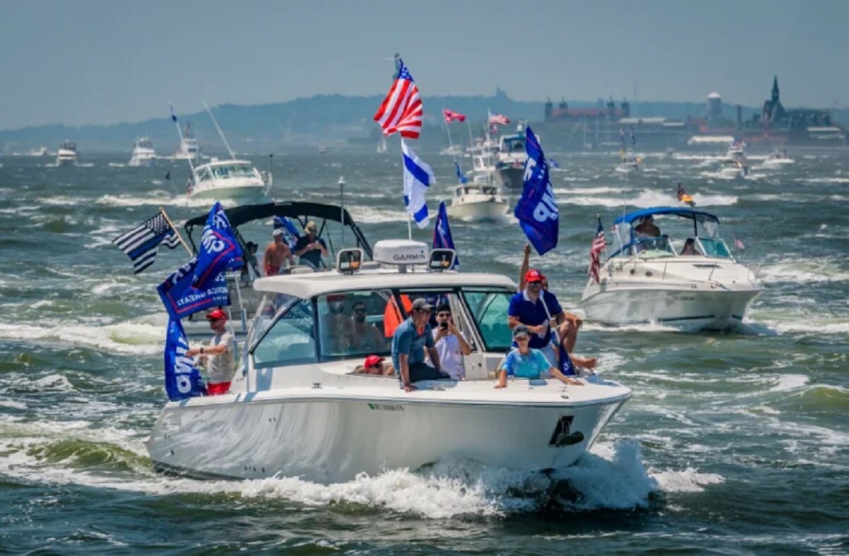 ट्रंप के चुनाव प्रचार में लगीं नाव पानी में डूबीं