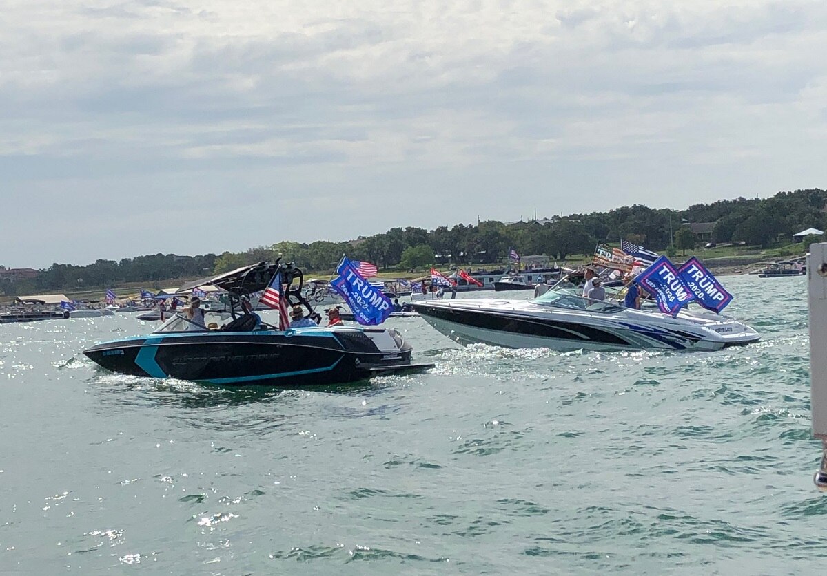 ट्रंप के चुनाव प्रचार में लगीं नाव पानी में डूबीं