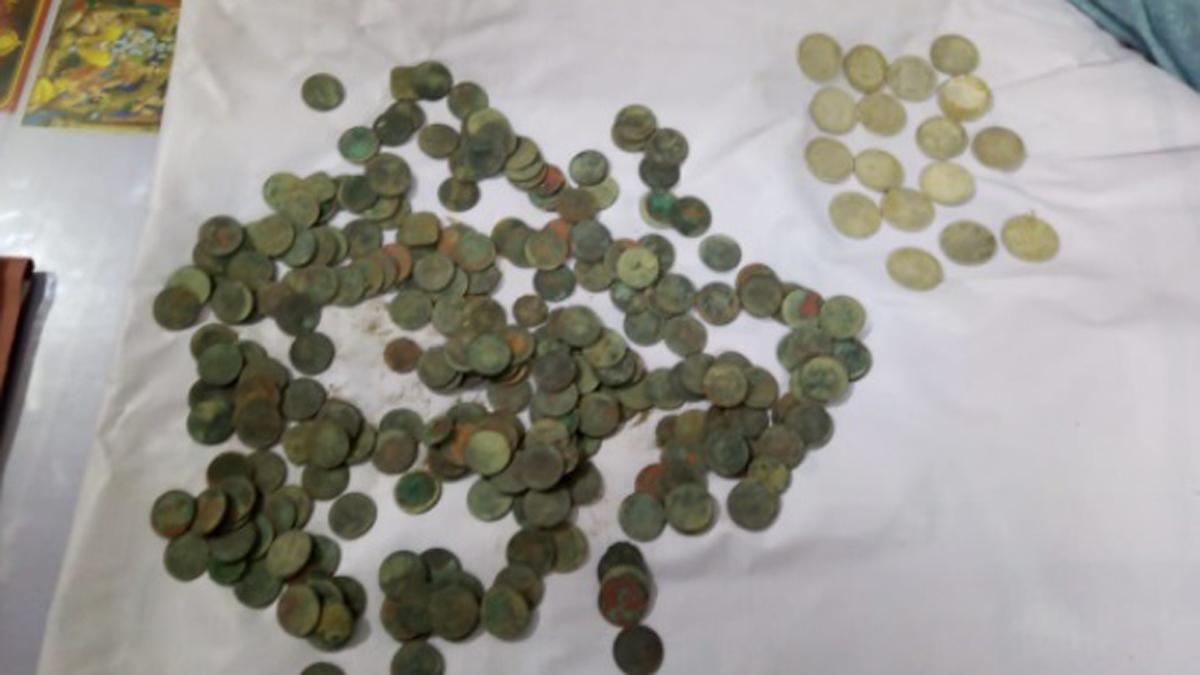  नींव खुदाई में मिला खजाना.