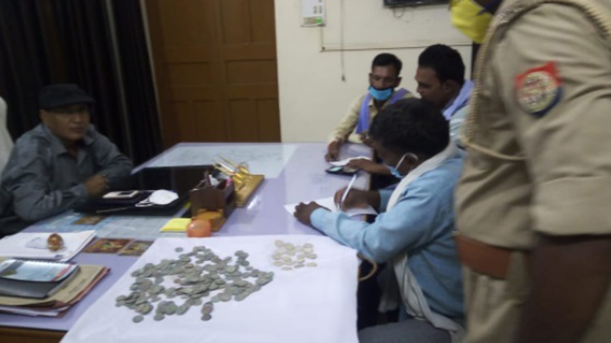 उन्नाव: नींव खुदाई में मिला खजाना, मिट्टी के घड़े में निकले चांदी और तांबे के सिक्के.