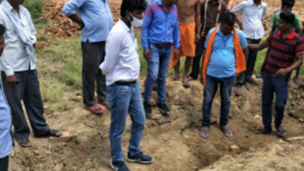 उन्नाव: नींव खुदाई में मिला खजाना, मिट्टी के घड़े में निकले चांदी और तांबे के सिक्के.