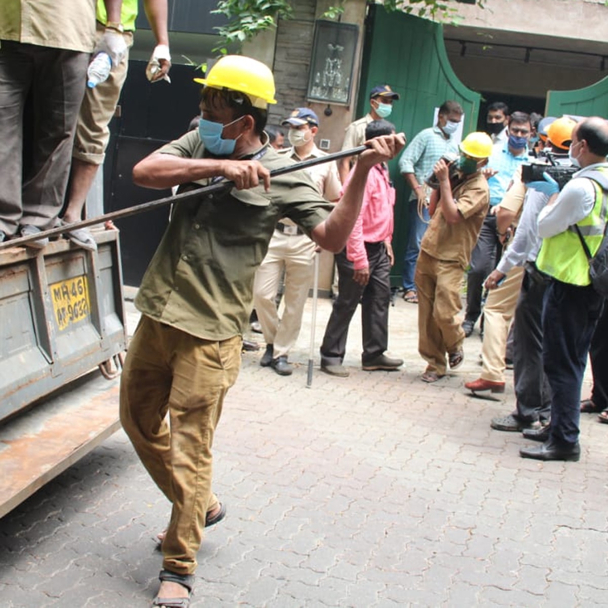 कंगना के दफ्तर पर तोड़फोड़ करने पहुंचे बीएमसी के कर्मचारी