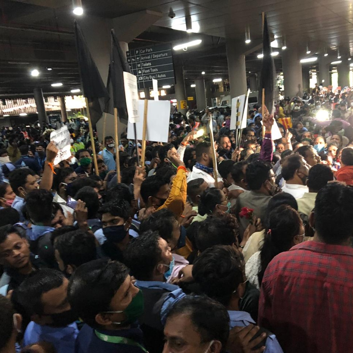 एयरपोर्ट पर कंगना रनौत को लेकर हो रहा विरोध