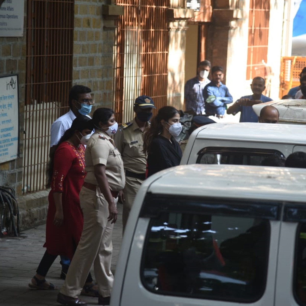 गिरफ्तारी के बाद रिया चक्रवर्ती