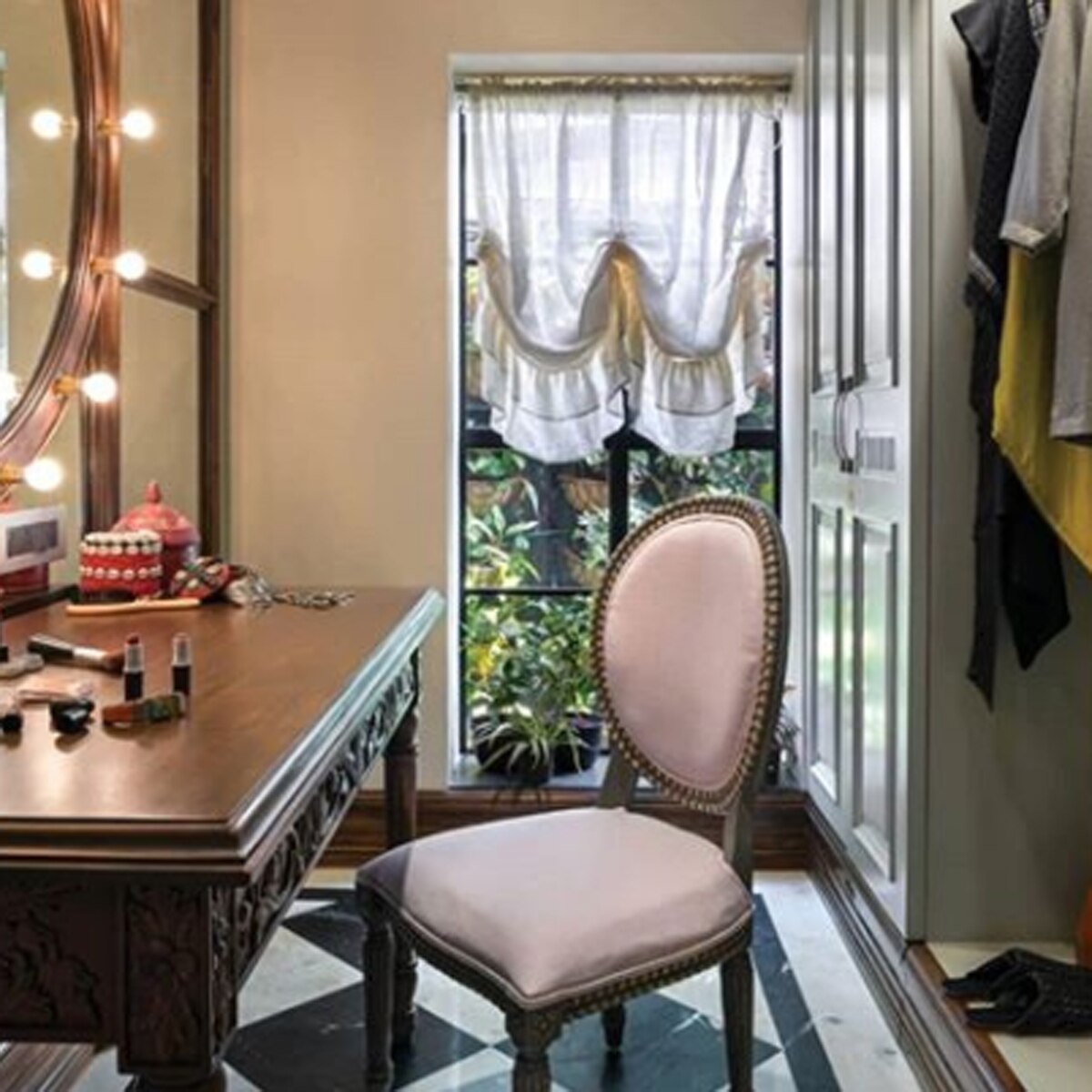 कंगना ऑफिस