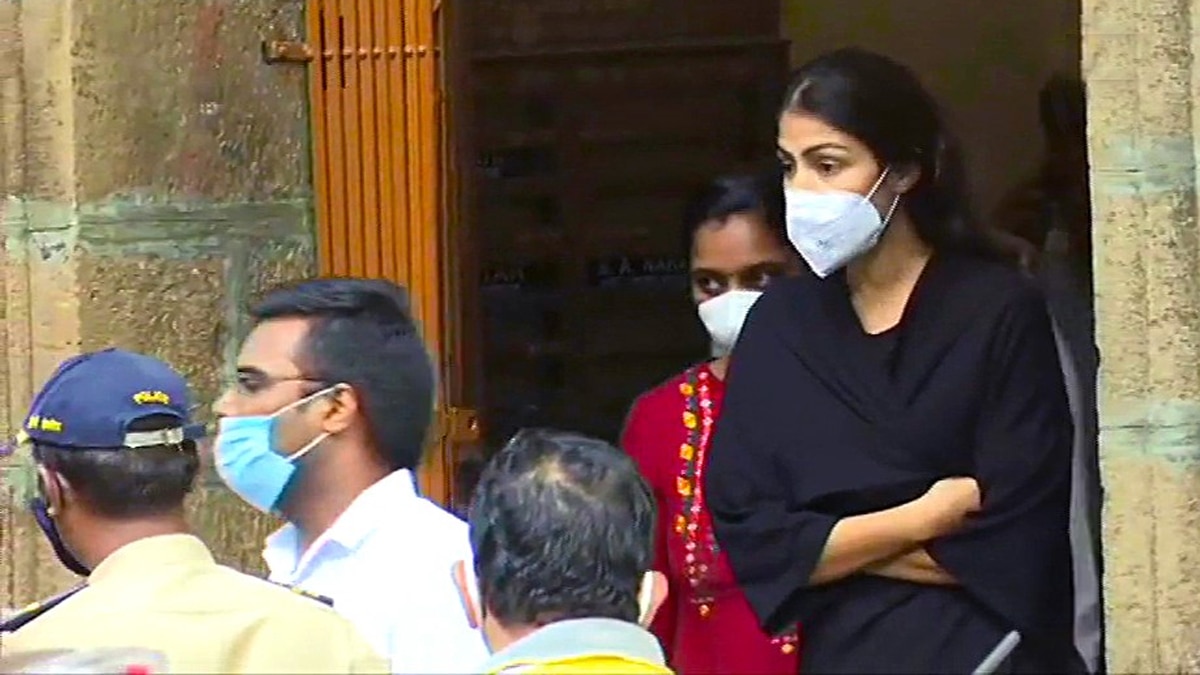 गिरफ्तारी के बाद रिया चक्रवर्ती