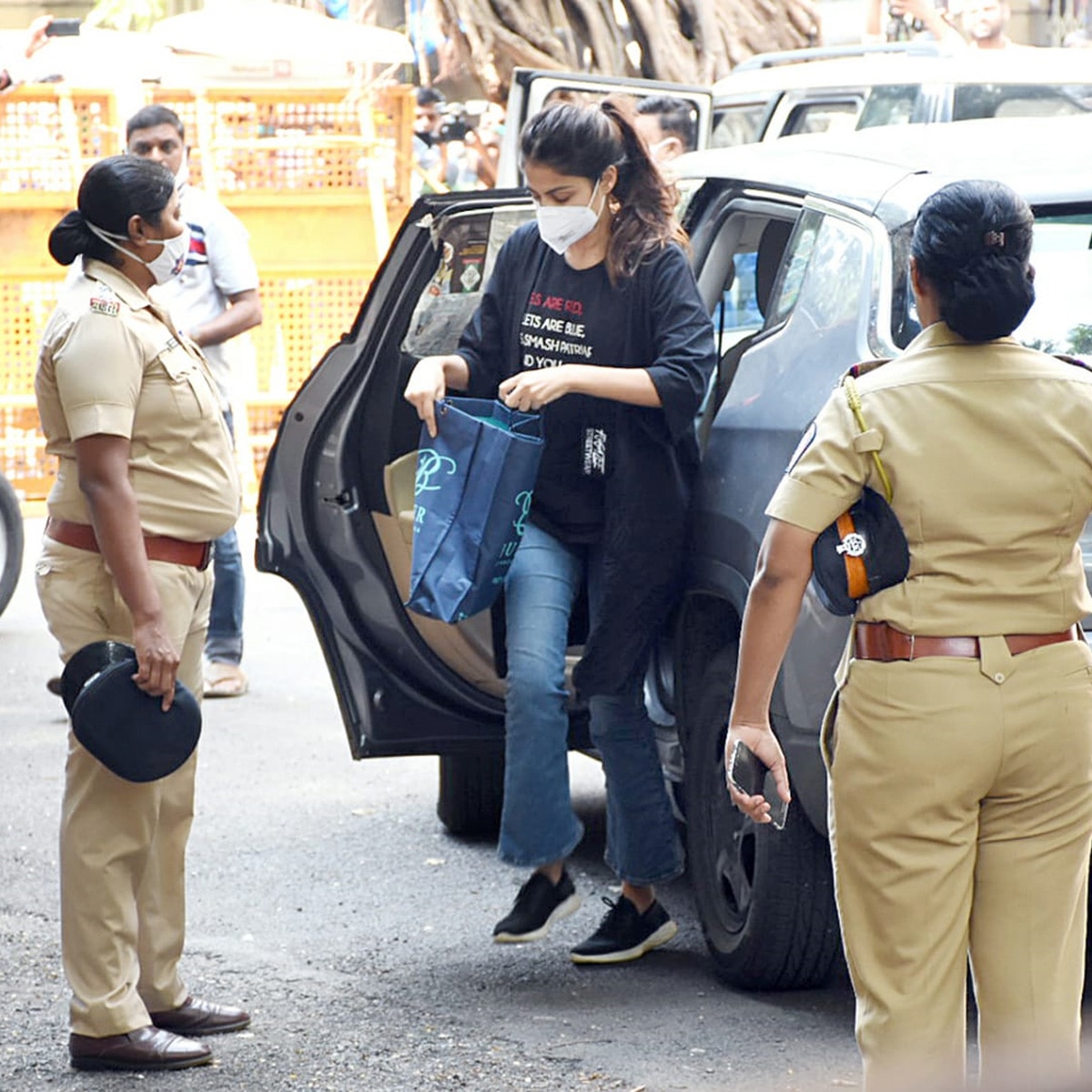 बांद्रा पुलिस स्टेशन के बाहर रिया चक्रवर्ती