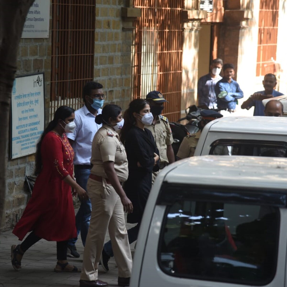 गिरफ्तारी के बाद रिया चक्रवर्ती 