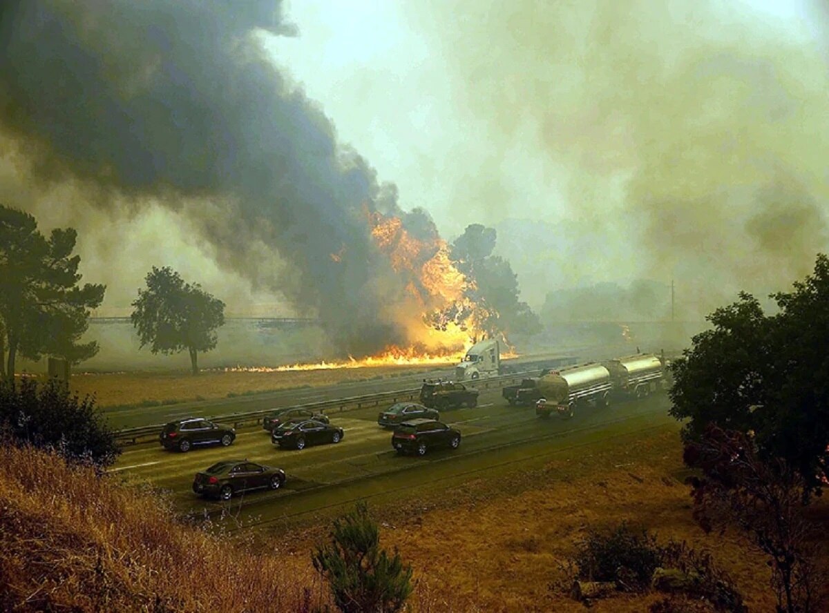 अमेरिका में इस वजह से लगी भीषण आग