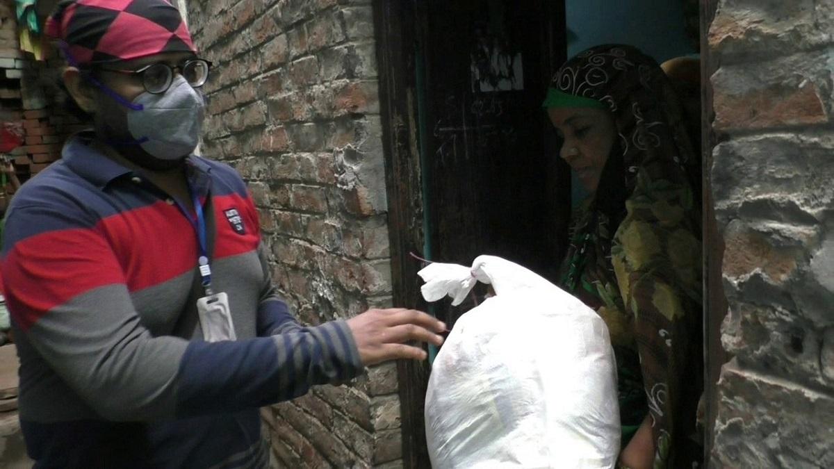 सोनू सूद ने काशी के नाविकों को पहुंचाई मदद