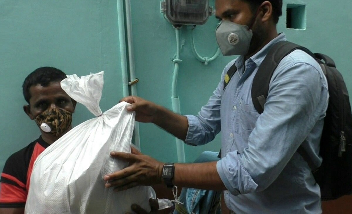 सोनू सूद ने काशी के नाविकों को पहुंचाई मदद