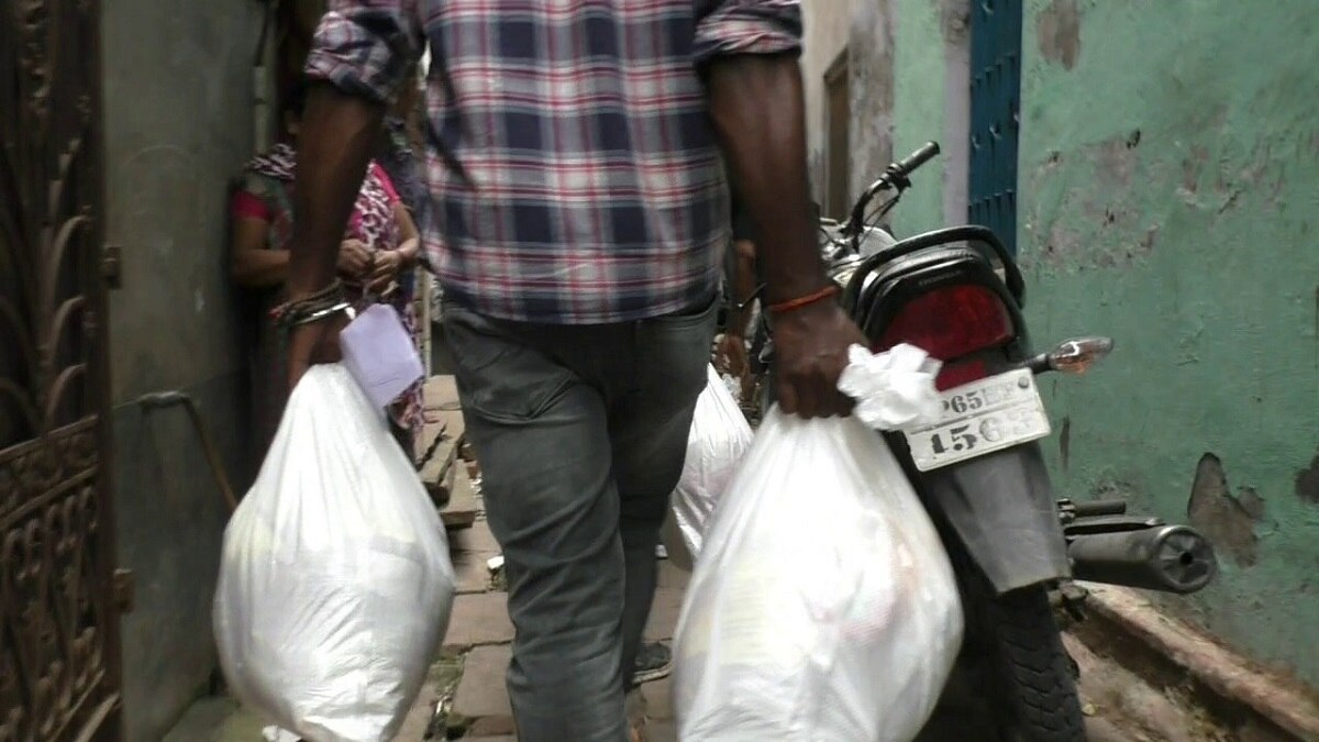 सोनू सूद ने काशी के नाविकों को पहुंचाई मदद