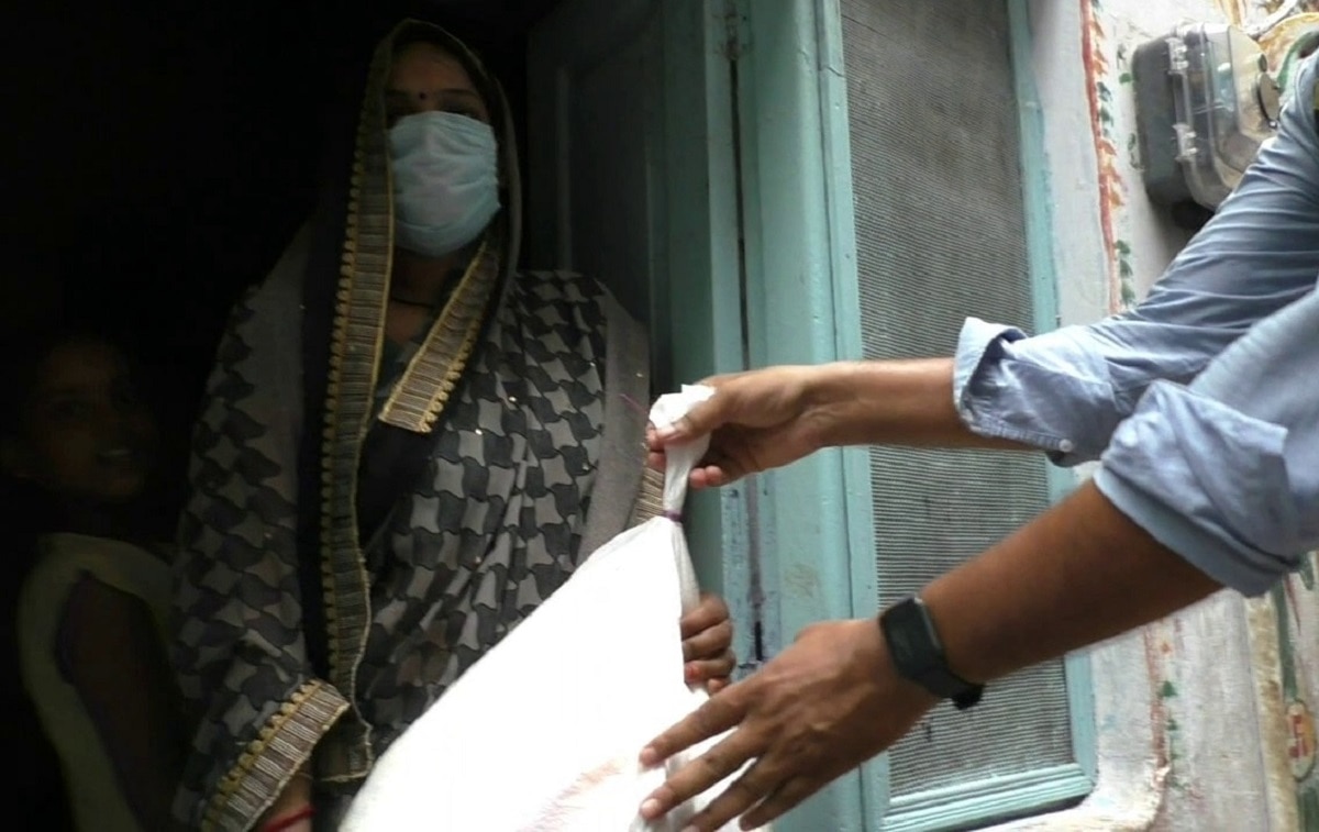 सोनू सूद ने काशी के नाविकों को पहुंचाई मदद