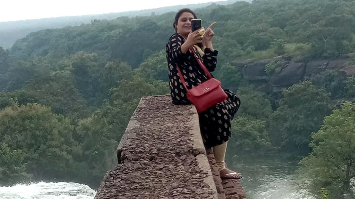 सेल्फी लेती डॉक्टर की पत्नी.