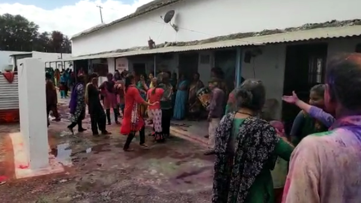 जेल में डांस.