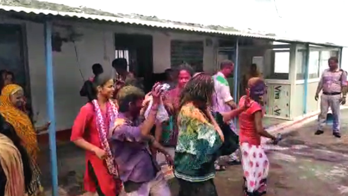 जेल में डांस.