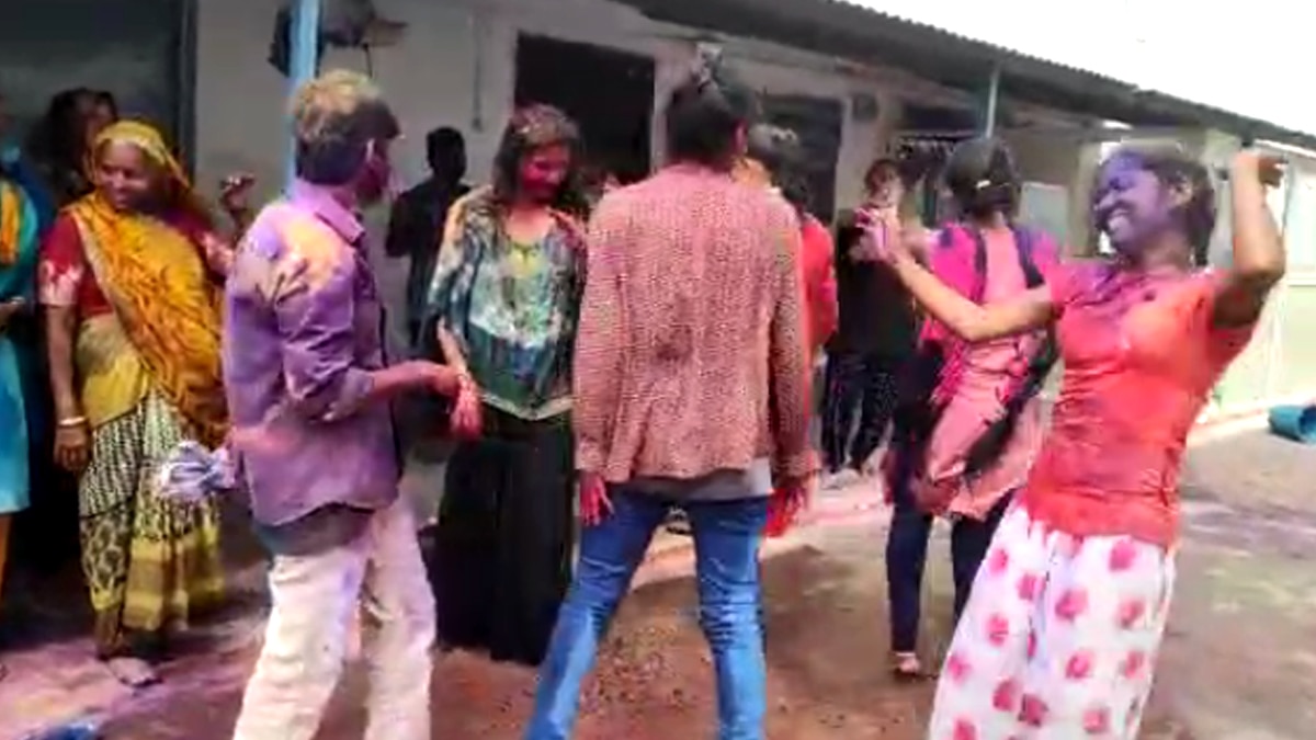 जेल में डांस.