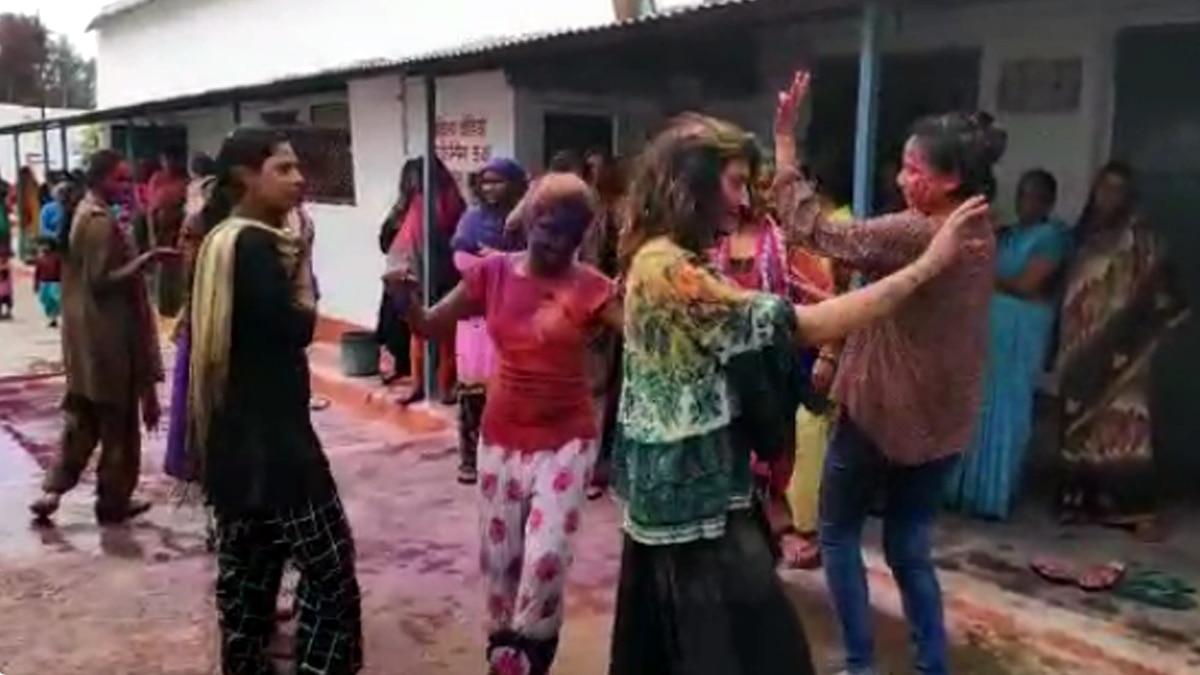 जेल में डांस.