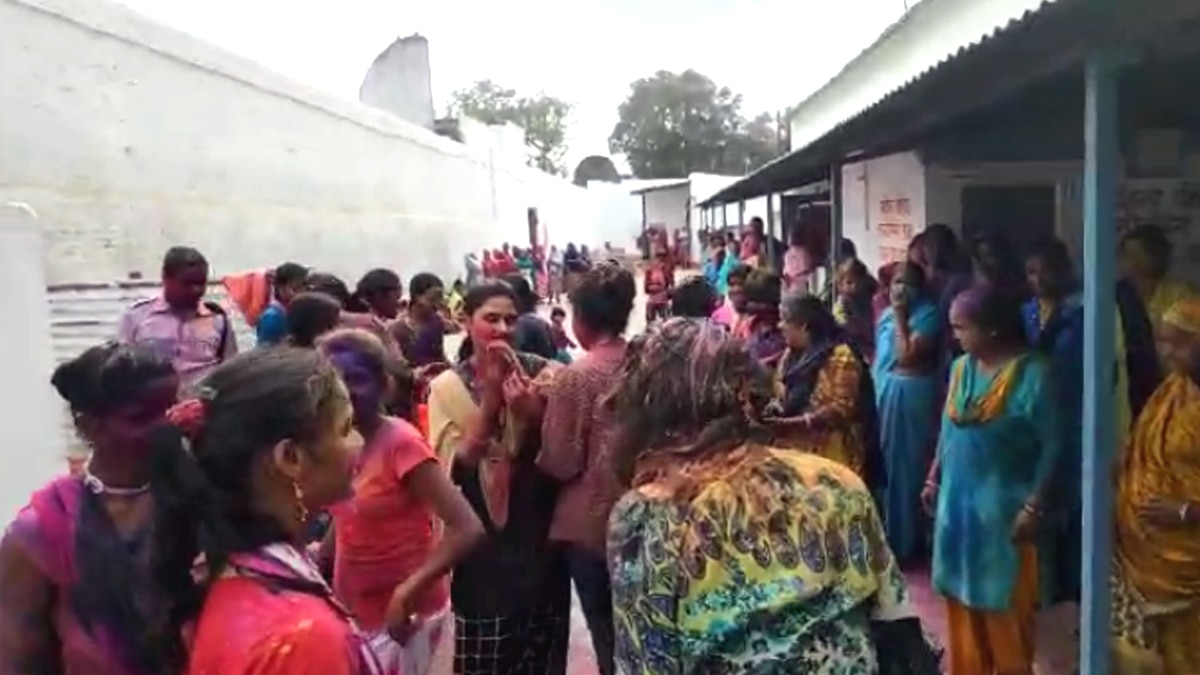 जेल में डांस.